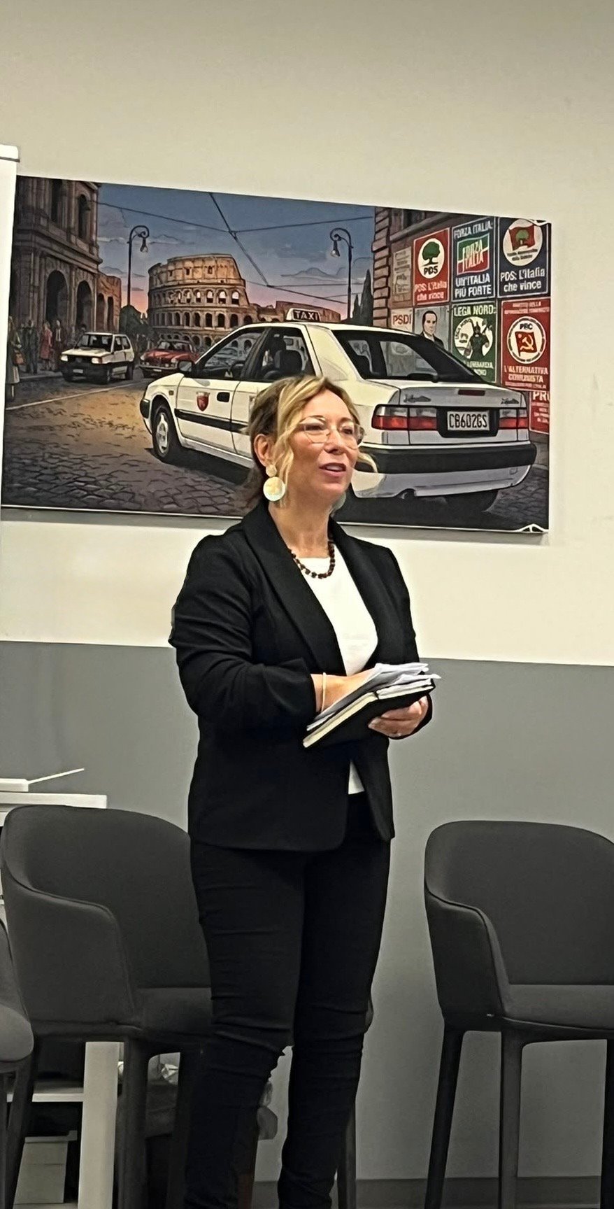 Cristina Casali durante un incontro a Roma, con un quaderno tra le mani.