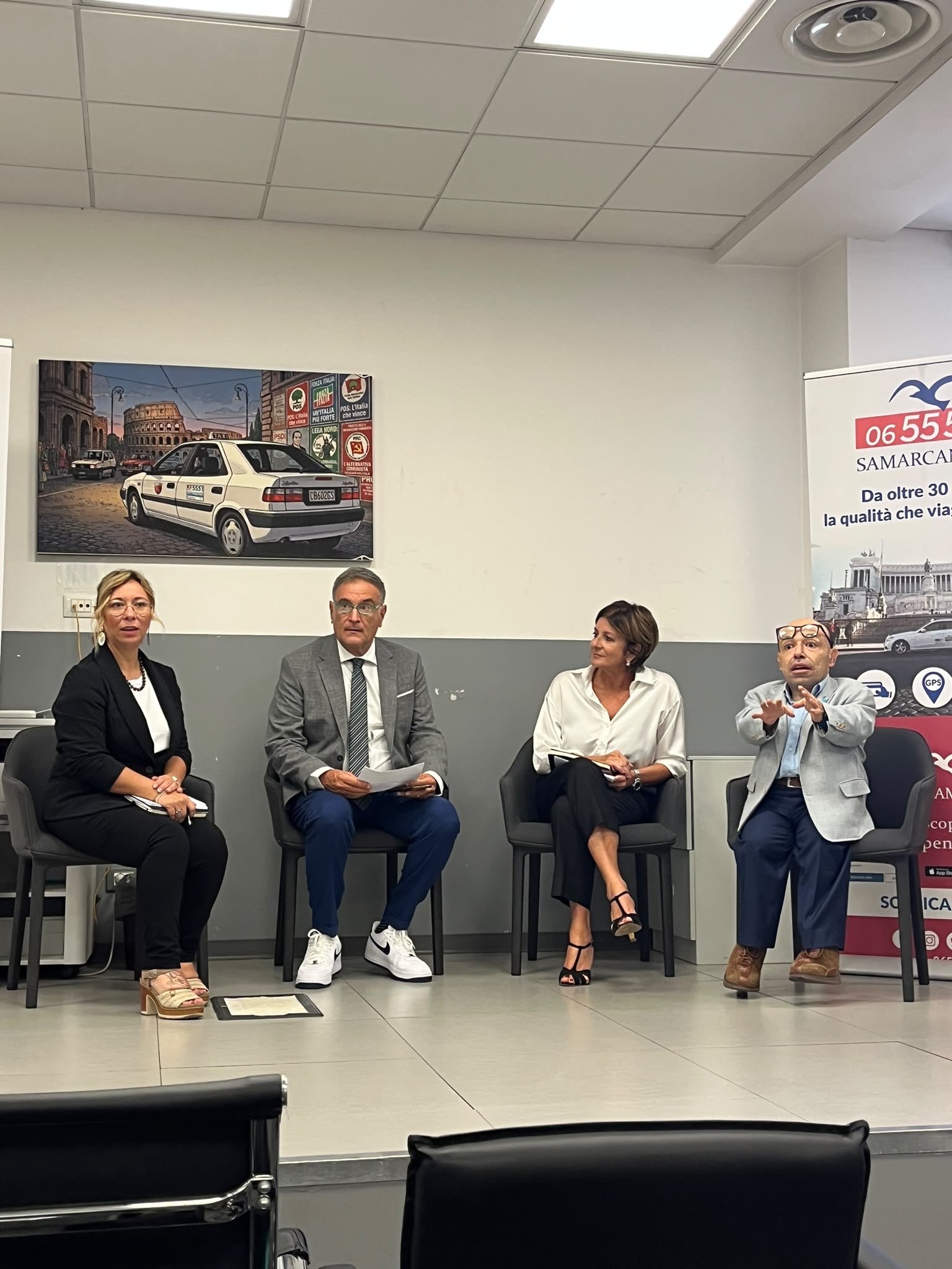 Cristina Casali e altri tre relatori seduti durante un confronto a Roma, presso Samarcanda 065551.