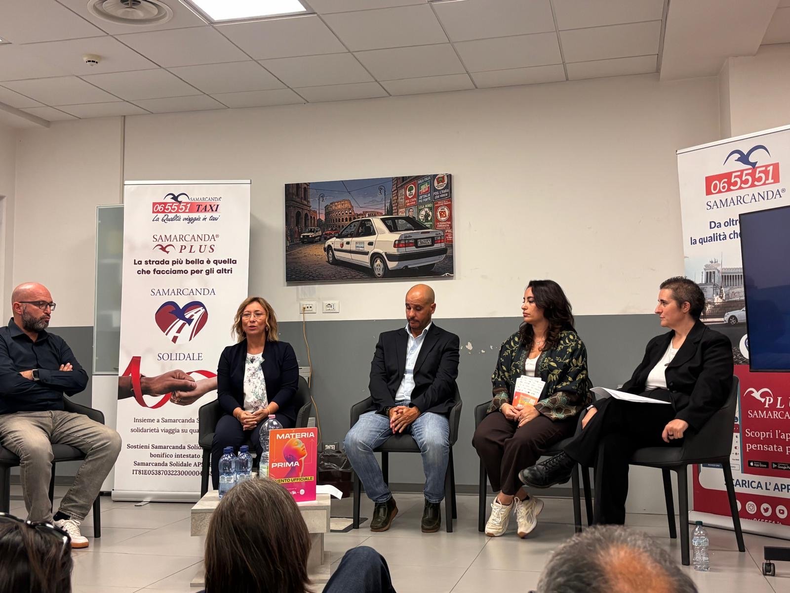 Cristina Casali dialoga con gli altri relatori seduti durante un panel a Roma, nella sede di Samarcanda 065551.